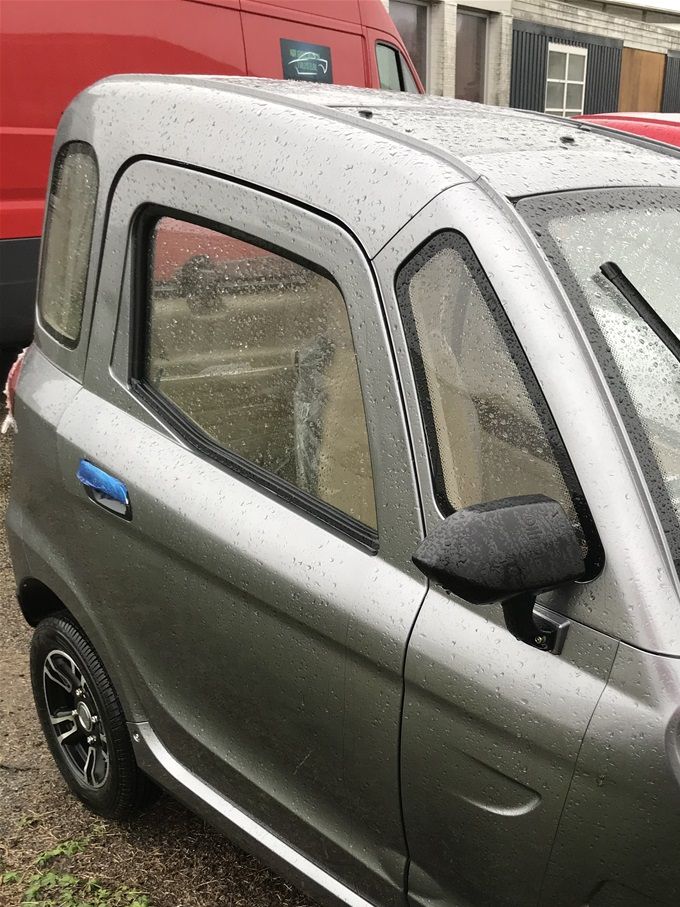 GRÅ METALLIC.